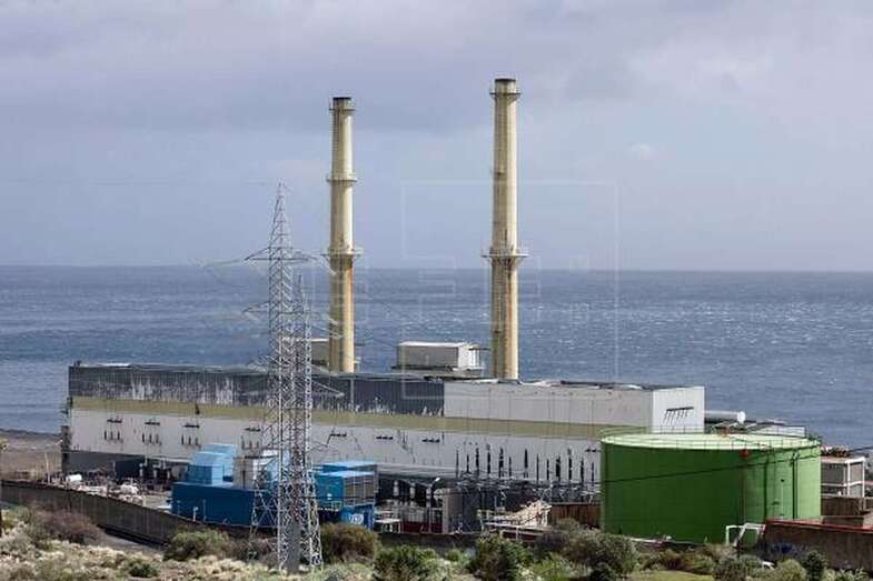 Imagen de archivo de la central eléctrica de Las Caletillas en el municipio de Candelaria (Foto EFE /Ramón de la Rocha)